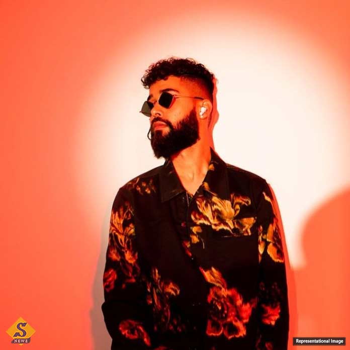 AP broke the guitar on stage