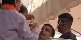 গরমে মঞ্চে বক্তৃতা দেওয়ার সময় অজ্ঞান গডকড়ি Ayan Gadkari while giving a speech on stage in Garam