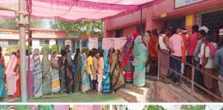 গরমকে উপেক্ষা করে দ্বিতীয় দফার ভোটগ্রহণ Second round of polling despite the heat