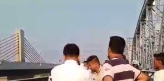 বালি ব্রিজ থেকে গঙ্গায় ঝাঁপ যুবকের Youth jumping from Bali Bridge into Ganga