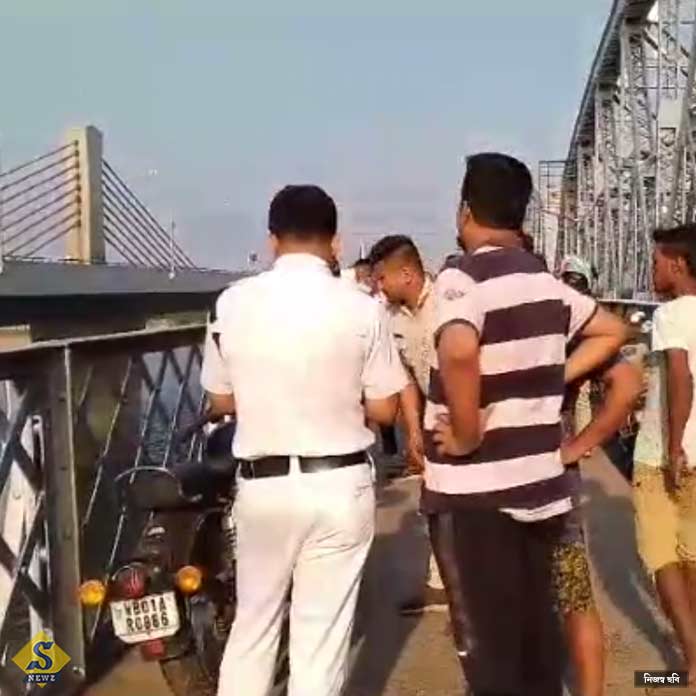 Youth jumping from Bali Bridge into Ganga