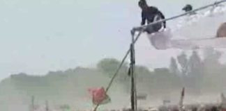 অখিলেশের সভায় সমর্থকদের খণ্ডযুদ্ধ, লাঠিচার্জ At Akhileshs meeting supporters clashed lathicharged