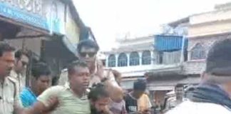 বিজেপি নেতাকে রাস্তায় ফেলে মার, বুথ সভাপতির ভাইপোকে কোপ BJP NETA K RASTAY FELE MAR