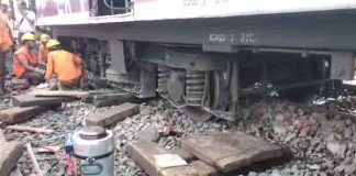 লিলুয়াতে লাইনচ্যুত লোকাল, যাত্রী ভোগান্তি Locals derailed in Lilua passengers suffer