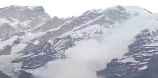 কেদারনাথে তুষারধস, আতঙ্কিত পুণ্যার্থীরা Avalanche in Kedarnath panicked pilgrims