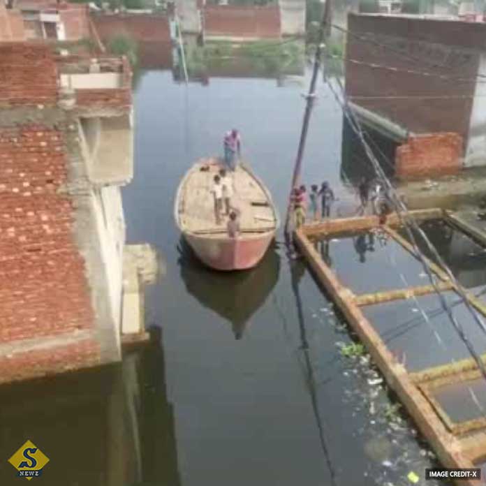 Boat travel in rain soaked Uttar Pradesh Boat travel in rain soaked Uttar Pradesh