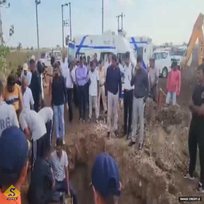 Girl dies in Gujarat while playing in 50ft borewell Girl dies in Gujarat while playing in 50ft borewell