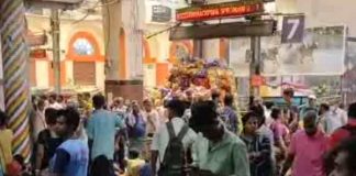 তীব্র গরম, দীর্ঘক্ষণ দাঁড়িয়ে ট্রেন, নাজেহাল যাত্রীরা Intense heat long standing trains uncomfortable passengers