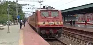 শিয়ালদহে ফিরল কাঞ্চনজঙ্ঘা, তদারকিতে ফিরহাদ-স্নেহাশিস Kanchenjunga returns to Sealdah Firhad Snehashi under supervision