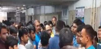 রোগীকে ফেলে ক্রিকেটে মগ্ন ডাক্তার, ধুন্ধুমার রায়গঞ্জ মেডিক্যালে ROGI FELE DOCTOR ER CRICKET KHELA GAFILOTI