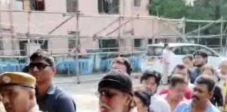 বেলগাছিয়ার বুথে মিঠুনকে চোর স্লোগান, উত্তেজনা Thief slogans at Mithun in Belgachiya booth tension