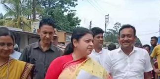 ভোট হিংসা : ঘরছাড়াদের ফেরাতে মিনাখাঁ-ন্যাজাটে প্রিয়াঙ্কা Vote violence Priyanka in Meenkhan Nyazat to bring back the homeless