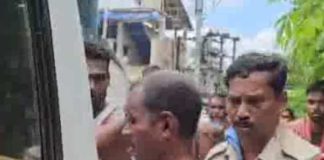 ছেলেধরা সন্দেহে বসিরহাটে যুবককে গণপিটুনি A young man was beaten up in Basirhat on suspicion of child abduction 1