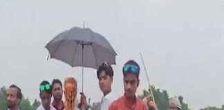 বন্যাবিধ্বস্ত বিহারে নৌকায় চেপে কনের বাড়িতে বরযাত্রী Bridegrooms journey to brides house by boat in flood ravaged Bihar