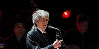 ডিলানের কনসার্টে মোবাইল নিষিদ্ধ Cell phones are banned at Dylans concerts