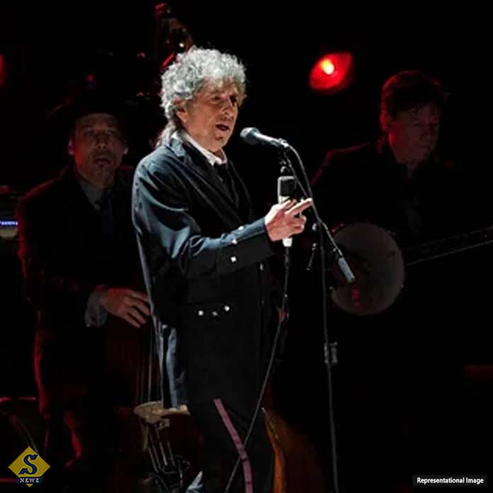 Cell phones are banned at Dylans concerts