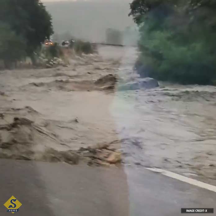 Collapsed in Himachal due to cloud broken rain closed roads