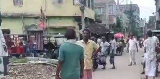 এবার বাঁকড়ায় যুবককে মাটিতে ফেলে গণধোলাই EBAR BAKRA A YUBOK K MATITE FELE GANODHOLAI