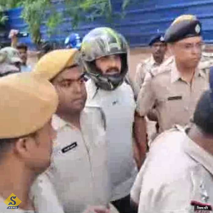 HELMET PORIYE ADALOTE SUBODH A BENOJIR POLICE