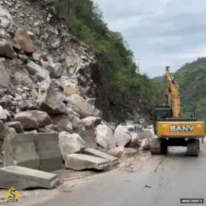 Heavy landslides in Himachal due to rain 80 roads closed