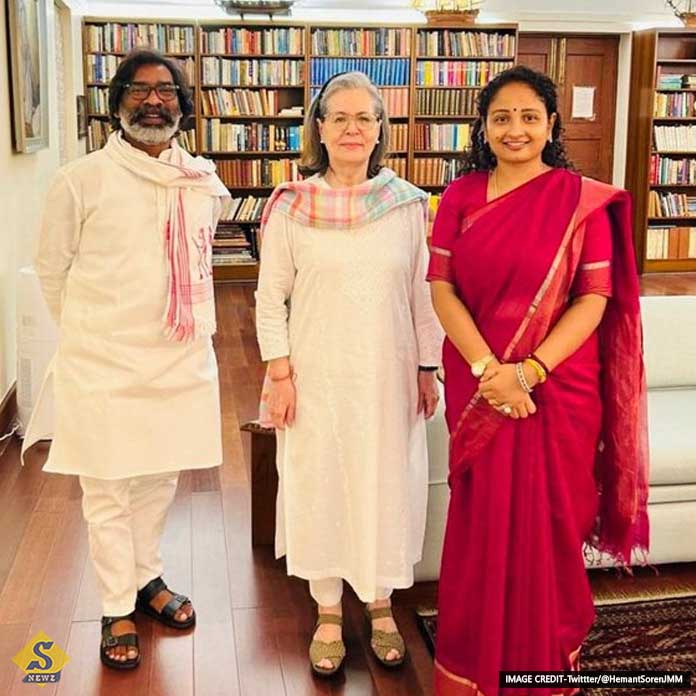 Hemant and his wife Kalpana are at Sonias house Hemant and his wife Kalpana are at Sonias house