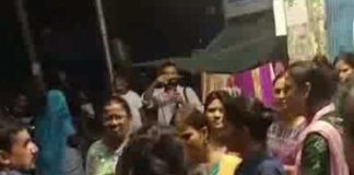 মৃত ছেলের দেহ দেখতে চাওয়ায় বাবা-মাকে পুলিশের মার MRITYO CHELER DEHO DEKHTE CHAOYA A BABA MAA K POLICE ER MAAR