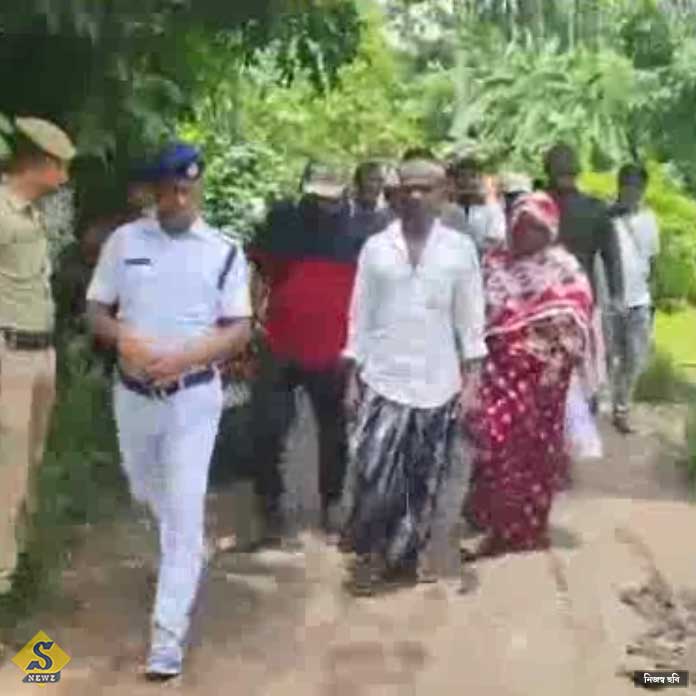 Mayer churir avijoge baba maa dada r chul kete mar