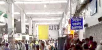 রেল দুর্ঘটনায় বিক্ষোভ অন্য ট্রেন যাত্রীদের Passengers protest against train accident