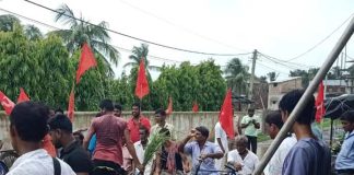 নামখানার রাস্তায় মাছের জাল-ধান পুঁতে প্রতিবাদ Protest by burying fish nets and paddy on Namkhana road