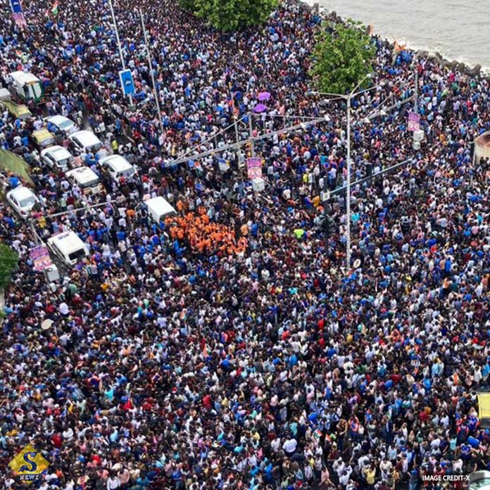 Team India by Hoodkhola Bus Lokaranya Marine Drive