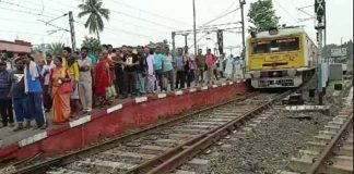 Train late blockade at Diamond Harbour disrupted services