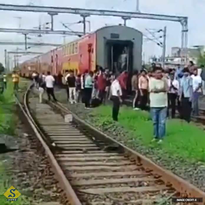 2 separate compartments in train in Gujarat Chanchalya 2 separate compartments in train in Gujarat Chanchalya