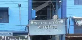বিডিও অফিসে বিডিওকেই বোতল ছুড়লেন তৃণমূল নেতা BDO OFFICE A BDO K E BOTOL CHURLEN TMC NETA
