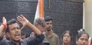 সিইউ-তে তালা বন্ধ করে উপাচার্যকে আটকে রেখে বিক্ষোভ CU te andolon