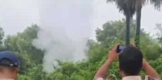 খনি সংলগ্ন এলাকায় ফাটল থেকে কালো ধোঁয়া,আতঙ্ক KHONI SANGLAGNO ELAKA A FATOL THEKE KAALO DHOYA ATANKO