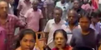 দুর্গাপুজোর বৈঠকে চটি হাতে মারমুখী কাউন্সিলর, ভাইরাল Marmukhi Councilors in Durga Puja meeting viral