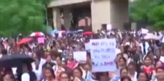স্বাস্থ্যমন্ত্রকের বাইরে ওপিডি প্রতিবাদীদের OPD protesters outside the Ministry of Health