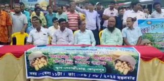 রফতানিতে বাধা, কোতলপুরে আলু ছড়িয়ে প্রতিবাদ ROFTANITE BADHA KOTALPUR A ALU CHORIYE PROTIBAD