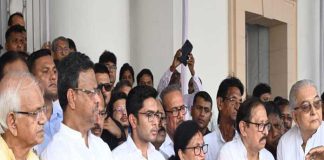 শেষবারের মত বিধানসভায় বুদ্ধদেব, মিলিয়ে দিলেন সব রং SHESH BARER MATO BIDHANSHOBHA A BUDDHADEB MILIYE DILEN SOB RONG 1