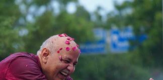 ১৭ মাস পর জেলমুক্ত সিসোদিয়া, কান্না অতীশির Sisodia freed from jail after 17 months tears in tears