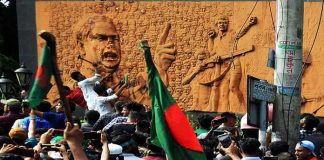The crowd occupied the Ganabhaban the statue of Bangabandhu was broken