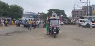 তির ধনুক হাতে রাস্তা অবরোধ করে বিক্ষোভে আদিবাসীরাও adibasi bikhhov