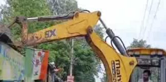 হকার উচ্ছেদেও ভাঙা পড়ল না ফুটপাথের তৃণমূলের অফিস hocker uchhed e TMC office