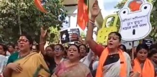 মহিলা কমিশনে প্রতীকী তালায় প্রতিবাদ লকেট-অগ্নিমিত্রাদের tala lagau ovijan
