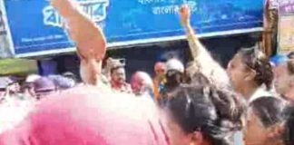 পুলিশকে জুতো, চুঁচুড়ায় বিজেপি নেত্রীকে গ্রেফতার BJP leader arrested for shooing police