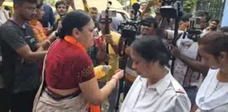 ঝাঁটা হাতে লকেট, গঙ্গাজল ছেটালেন অগ্নিমিত্রা, বিজেপির কর্মসূচিতে ধুন্ধুমার