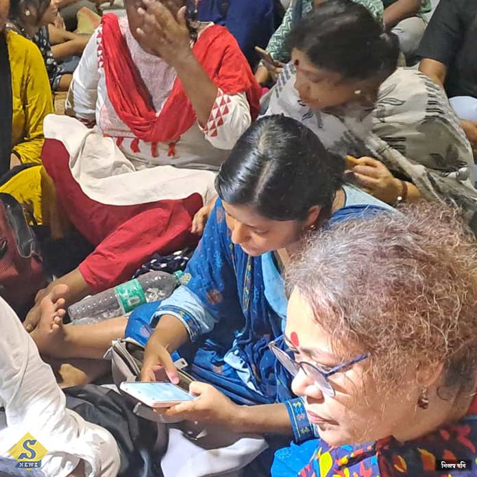 Leftists on sit in fight against dictatorship Meenakshi