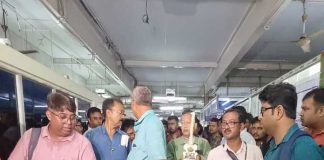 মেয়রের বিরুদ্ধে প্রতীকী শিরদাঁড়া নিয়ে বিক্ষোভ ইঞ্জিনিয়ারদের