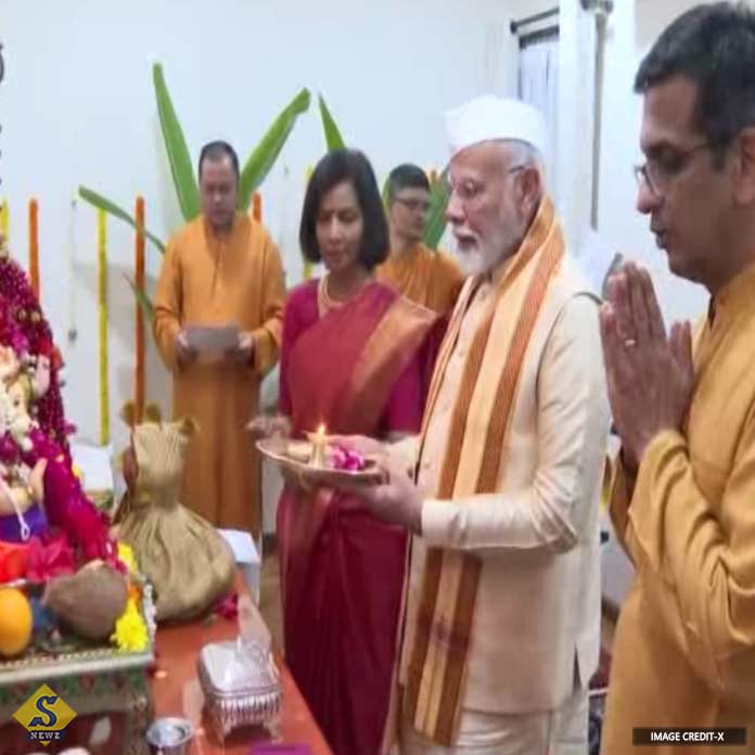 চন্দ্রচূড়ের বাড়িতে মোদী, সরব বিরোধীরা, পাল্টাও 
