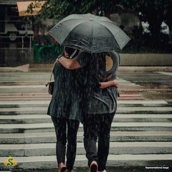 ঘূর্ণাবর্তের জেরে দক্ষিণে ভারী বৃষ্টি